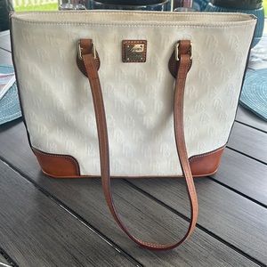 Dooney &Bourke hand bag